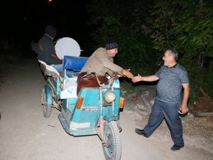 Motorize davulcu baba oğul sahurda istekleri de çalıyor