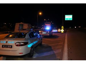 İzmir'de otoyolda tır devrildi