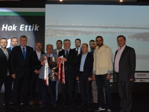 Kupa Tahir Akyürek'e takdim edidli