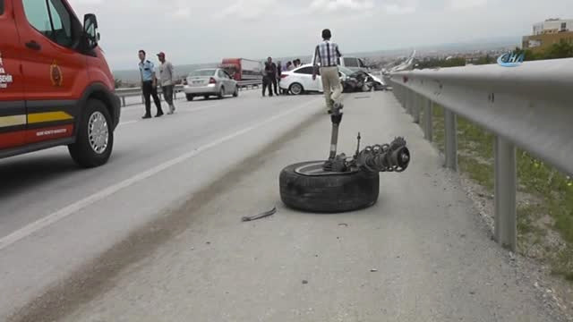 Hafif Ticari Araç ile Otomobil Çarpıştı: 5 Yaralı