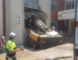 Sağlık ocağına vinç girdi! Yaralılar var...