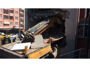 GÜNCELLEME - Kocaeli'de vinç sağlık ocağına girdi: 1 ölü, 1 yaralı