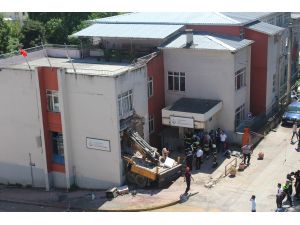 Kocaeli'de vinç sağlık ocağına girdi: 1 ölü, 1 yaralı