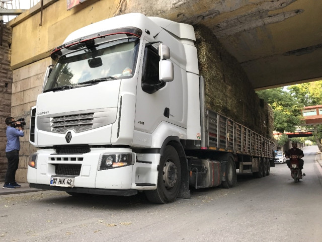 Konya'da Alt Geçide Sıkışan Tır Çekici Yardımıyla Kurtarıldı
