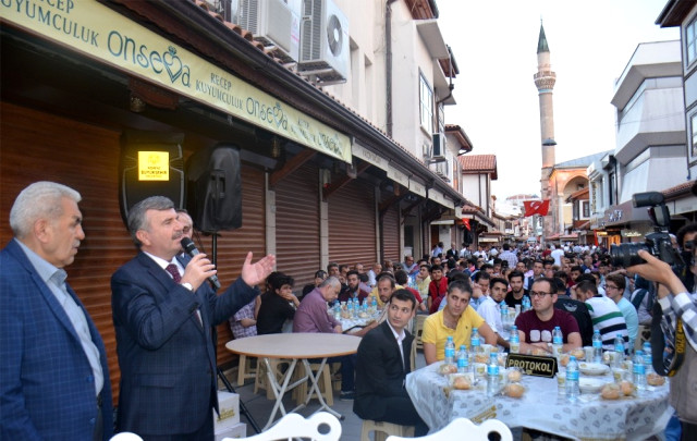 Başkan Akyürek Tarihi Bedesten Esnafı ile İftarda Buluştu