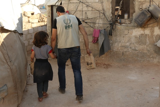 Suriye'deki savaş mağdurlarına 100 bin iftarlık kumanya