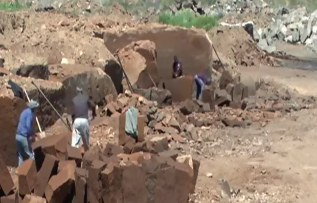 Taş işçileri 12 saat balyoz sallıyor TIKLA&İZLE