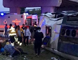 Yolcu otobüsü üst geçitten uçtu: 48 yaralı!