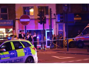 Londra'da bir araç kaldırımdaki yayaların üzerine sürüldü