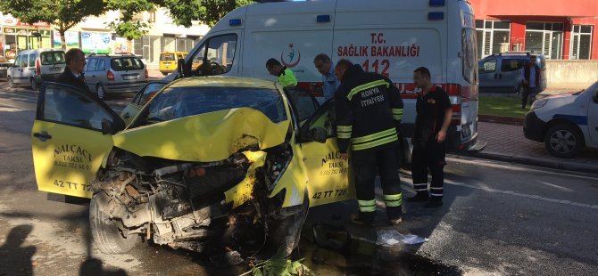 Araçta sıkışan sürücüleri itfaiye kurtardı