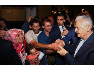 Başbakan vatandaşlarla çay içti  TIKLA&İZLE