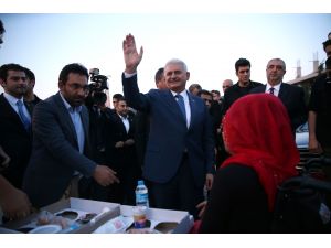 Başbakan Yıldırım, Gebze'de sokak iftarına katıldı
