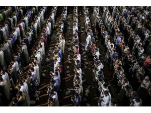 Gazze'deki tarihi Büyük Ömer Cami'nde Kadir Gecesi