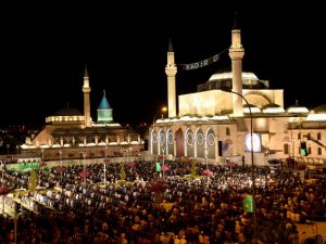 Mevlana Meydanı'nda, Binlerce Kişi Ellerini Semaya Açtı