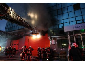 Kağıthane'de kargo şirketinin deposunda yangın