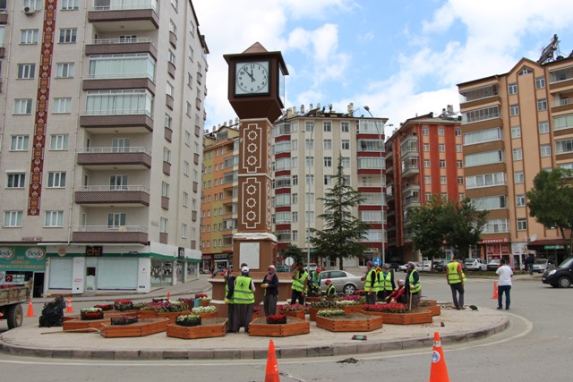 ​Seydişehir’de saat kulesinin etrafına peyzaj çalışması
