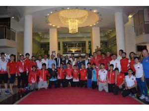 Vali Aktaş, Yıldızlar Güreş Milli Takımını ziyaret etti