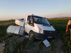 Karapınar'da kamyonet devrildi: 3 yaralı