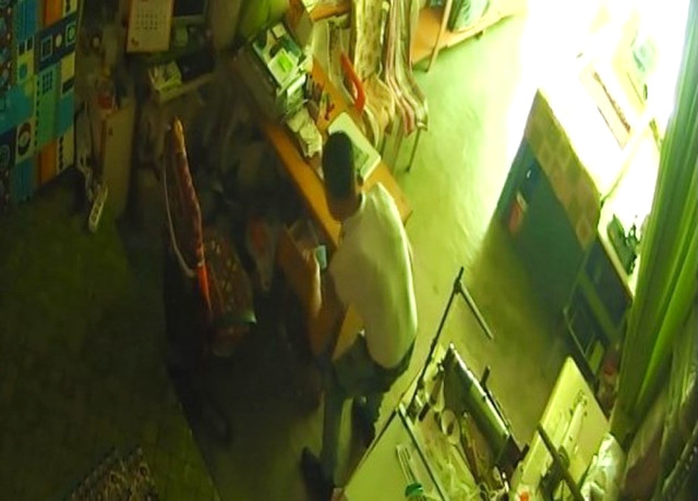 Çekmeceden Para Çalan Suriyeli Kameraya Yakalandı