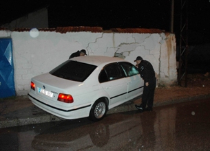 Otomobili kullanan arkadaşını bıçakları