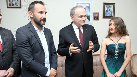 Bakan Özlü, gazeteciye kız istedi