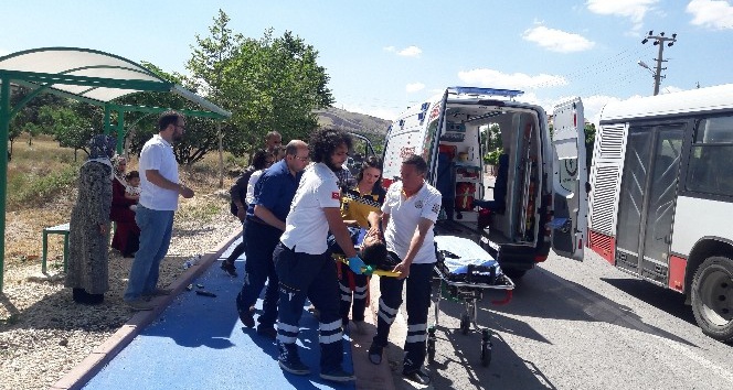 Otomobilin çarptığı genç hastanelik oldu