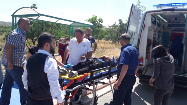 Otomobilin çarptığı genç hastanelik oldu