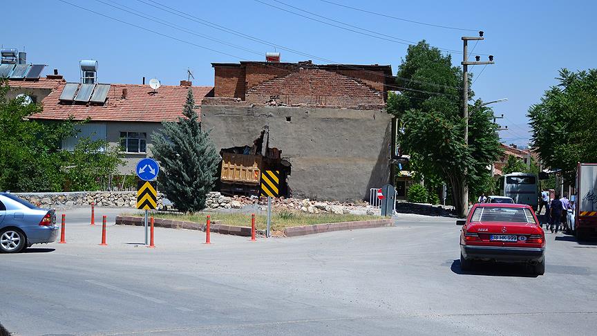 Eve giren kamyon 9 aydır kaza yerinde duruyor