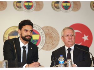 Mehmet Ekici resmen Fenerbahçe'de