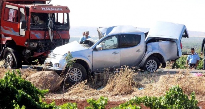 Askeri araçla kamyon çarpıştı: 2 şehit, 5 yaralı