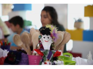 Oyuncak müzesinde "Çömçe gelin" yapmayı öğreniyorlar