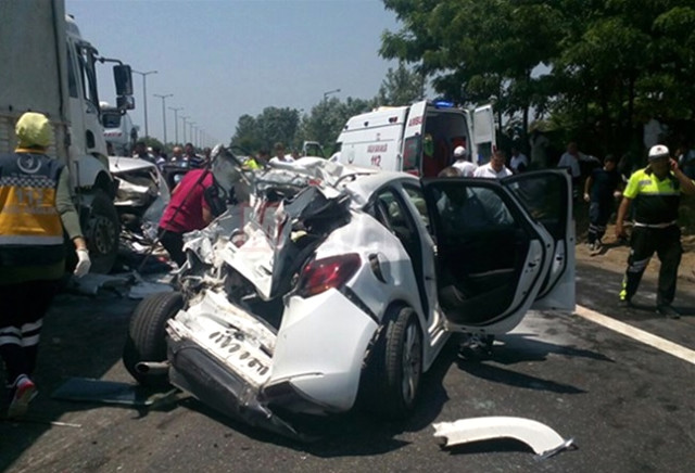 TEM Otoyolu'nda Zincirleme Kaza! Otobüs, Kamyon ve Otomobiller Birbirine Girdi