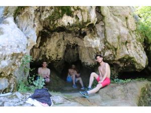 Sıcaktan bunalan vatandaş mağaralara sığındı