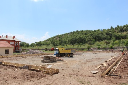 Dikilitaş mahallesi'ne çim saha