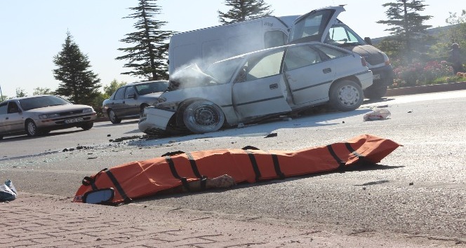 Konya'da belediye otobüsüne çarpan sürücü öldü