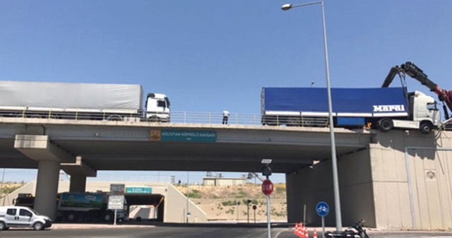 Bariyerlere çarpan tır asılı kaldı