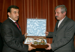 On yılda yazdı