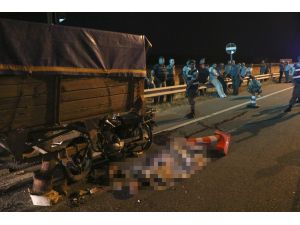 Park halindeki römorka çarpan motosiklet sürücüsü öldü