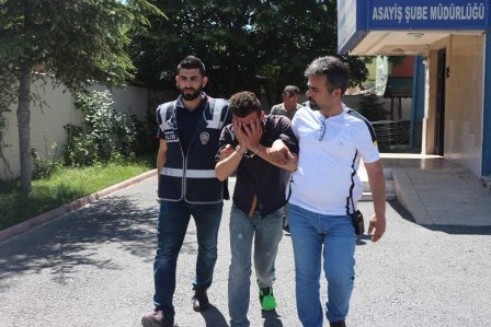 Sinyal kesici jammerla 13 bin lira çalan şüpheliler yakalandı