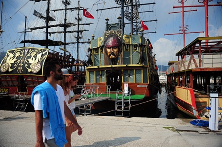 Korsan temalı tur tekneleri turizme hizmet ediyor