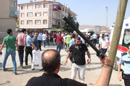 Arkadaşları vurulan pazarcı esnafı ev bastı: 4 yaralı