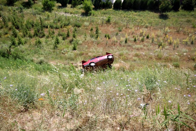Kamelyaya çarpan otomobil 25 metrelik uçuruma yuvarlandı: 3 yaralı