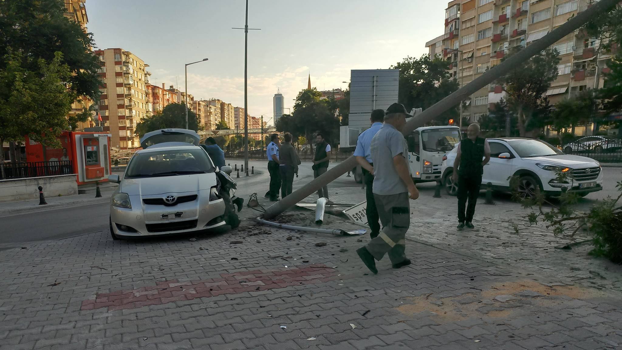 Bayan sürücü kontrolü kaybedince direğe çarptı