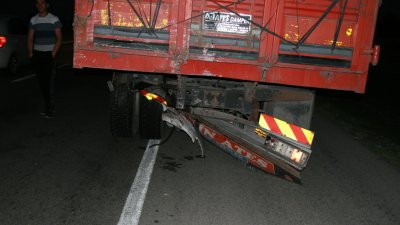 Hafif ticari araç kamyona çarptı: 3 ölü