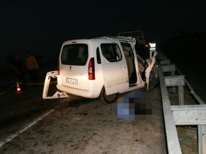 Konya'da hafif ticari araç kamyona çarptı: 3 ölü