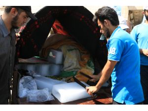 Suriye'de sıcaktan bunalanlar buz ve havuza rağbet ediyor