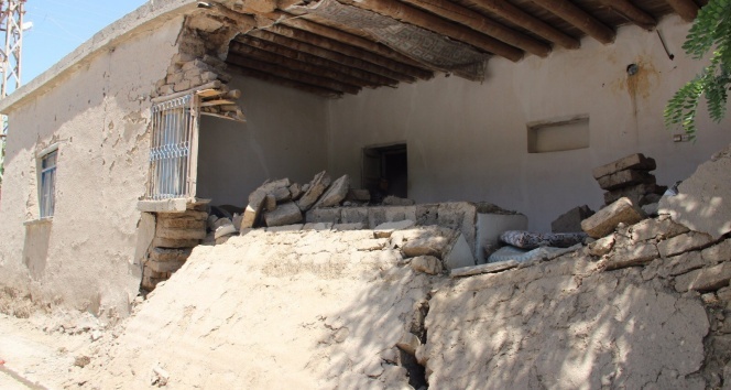 Suriyeli ailenin yıkık evde yaşam mücadelesi