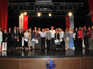 Tasarım yarışmasında dereceye giren öğrencilere ödül
