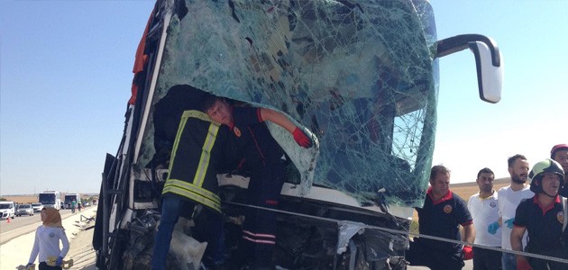 Konya'da Yolcu Otobüsü İş Makinesine Çarptı: 15 Yaralı