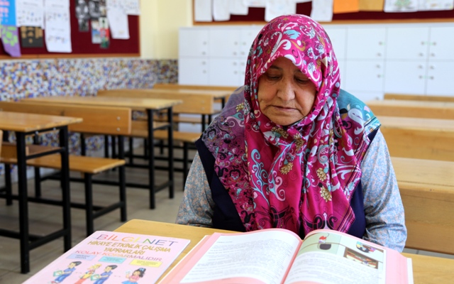 "Süper nine" önce okuma yazma sonra bilgisayar öğrendi